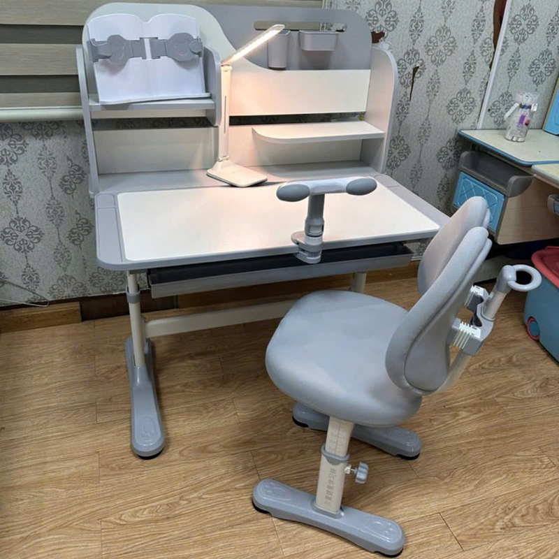 Bộ bàn học cho bé F04 có khả năng điều chỉnh chiều cao, chỉnh góc nghiêng bàn BH706