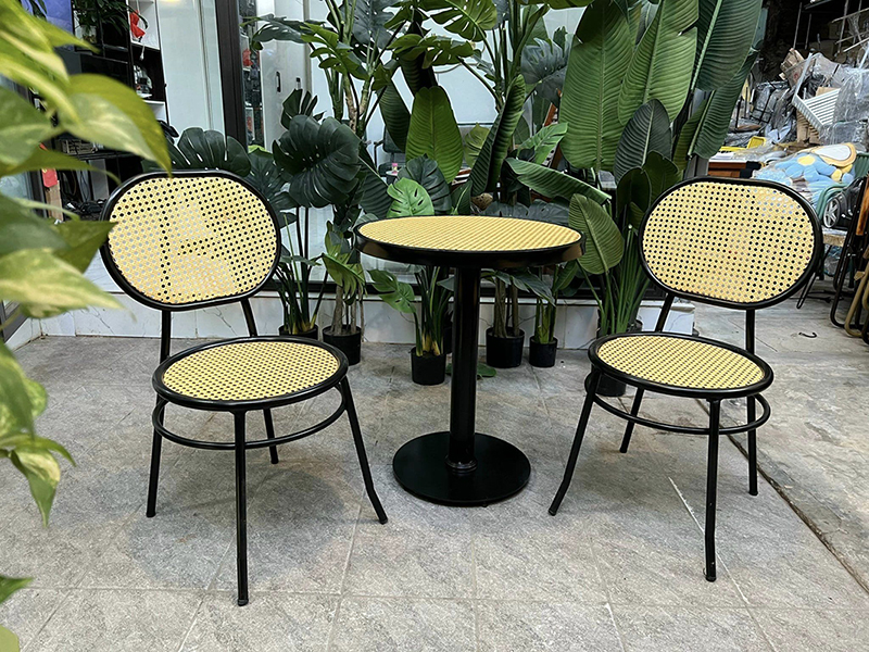 Bàn ghế cafe sắt kết hợp mây đan mắt cáo Decor đẹp GC893