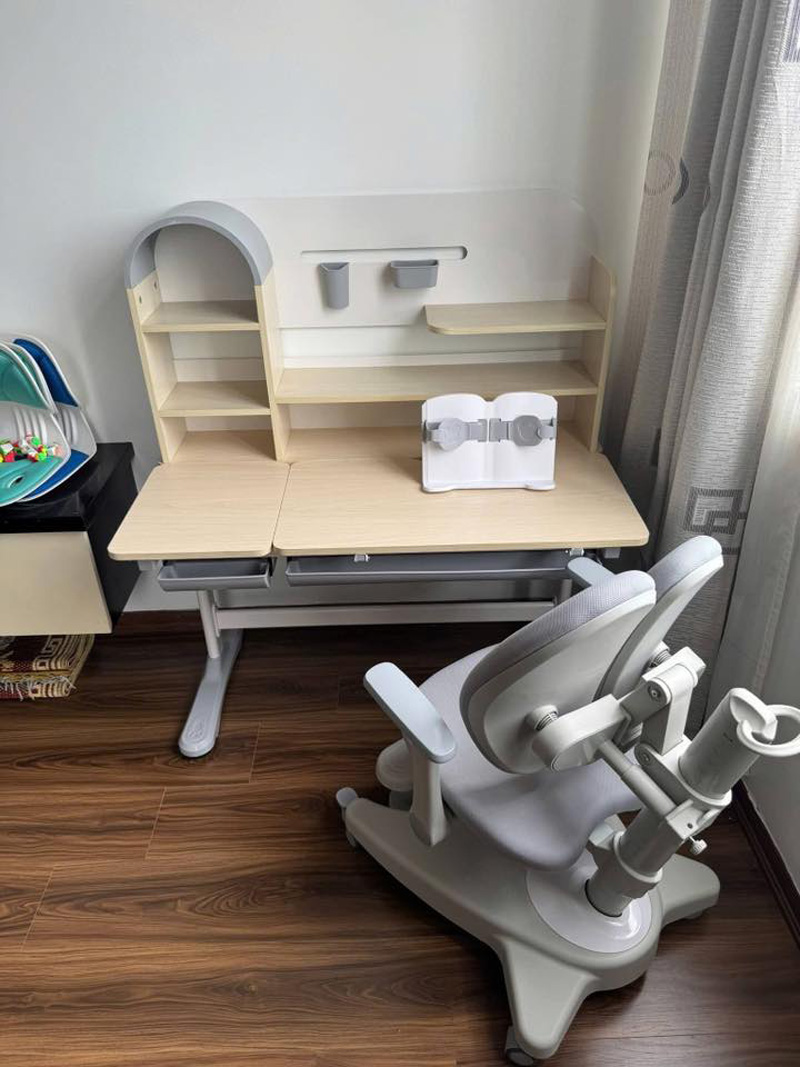Bàn học cho bé F09 nâng hạ chiều cao giúp bé ngồi học thoải mái BH588