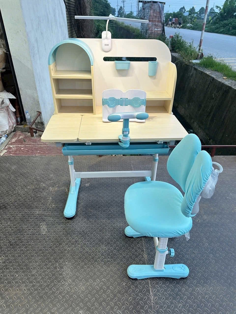 Hệ thống bảo vệ sức khỏe toàn diện Ghế chống gù thế hệ mới: Tựa lưng kép linh hoạt ôm sát sống lưng, có thể điều chỉnh độ cao và độ sâu để luôn khớp với cơ thể trẻ. Đệm ngồi bằng cao su non êm ái, giúp con ngồi học hàng giờ mà không thấy mỏi.  Thanh đỡ ngực thông minh: Giúp định hình tư thế ngồi thẳng, ngăn chặn thói quen tì ngực vào bàn – nguyên nhân chính gây gù lưng và cong vẹo cột sống.  Mặt bàn chống lóa: Được phủ lớp matte cao cấp chống phản xạ ánh sáng, giúp đôi mắt của bé không bị nhức mỏi dưới ánh đèn, giảm thiểu nguy cơ cận thị.