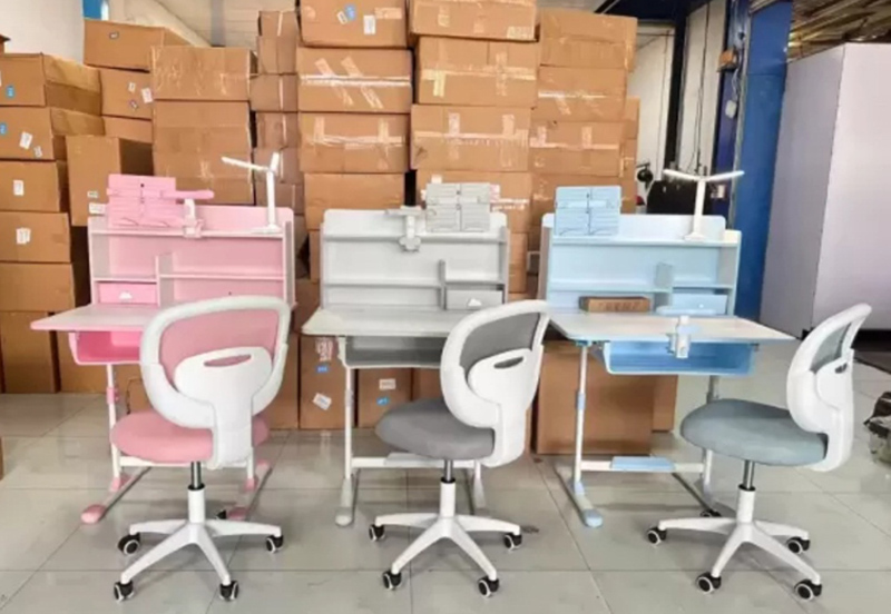 Bộ bàn học trẻ em thông minh E06, bàn học hỗ trợ chống gù có kệ sách mới, ghế xoay 360 độ BH935