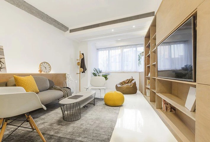 Trong phòng khách, màu xám của tấm thảm khu vực và ghế sofa phù hợp với màu xám của dầm và cột tiếp xúc.