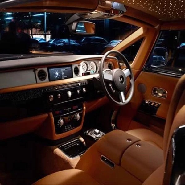 Gỗ óc chó được dùng để ốp bên trong một chiếc Roll Royce triệu đô sang trọng.