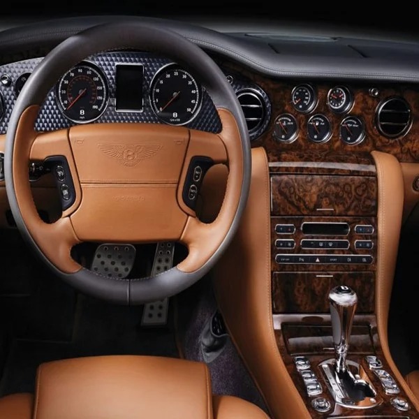 Nội thất bên trong của một chiếc Bentley triệu đô với phần gỗ óc chó kết hợp với da và phụ kiện hợp kim tạo nên vẻ ấm áp và sang trọng cho chiếc xe.
