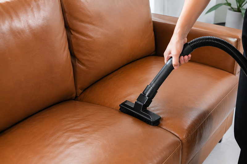 Bước 1: Hút sạch bụi trên toàn bộ ghế