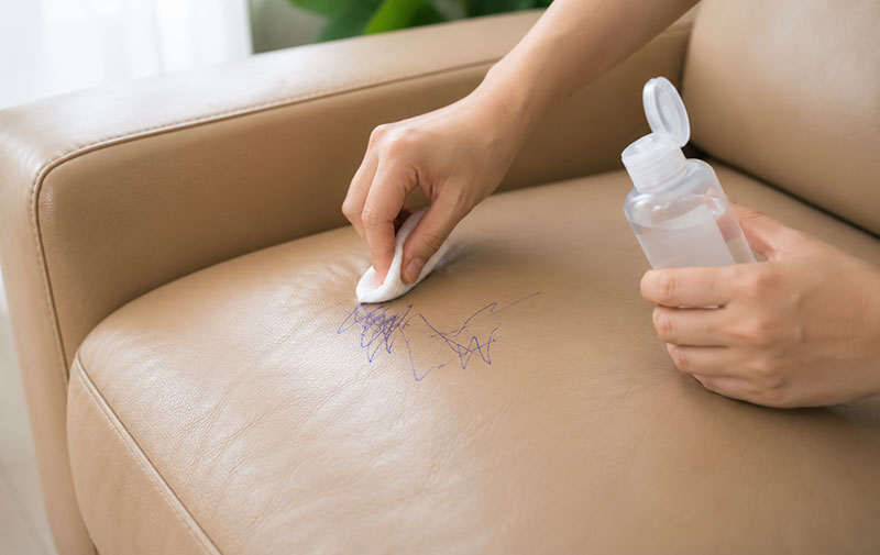 Cách xử lý vết mực bút bi trên ghế sofa da