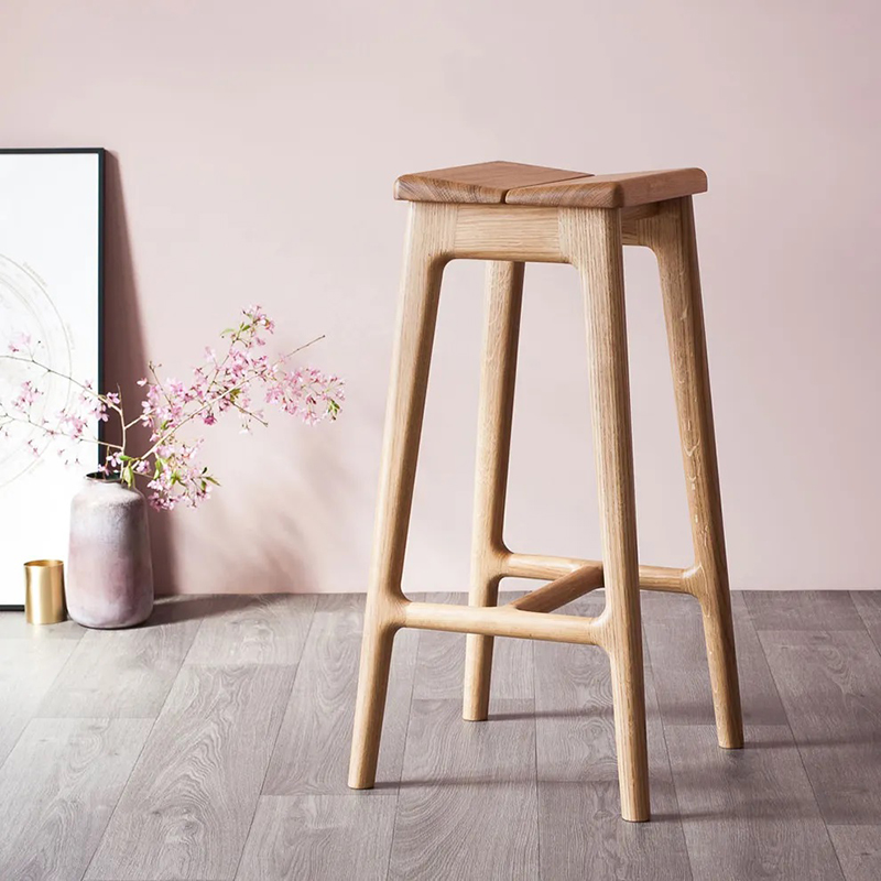 Mẫu ghế bar làm từ chất liệu gỗ sồi tự nhiên